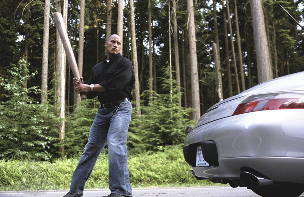 Chris Vaughn impugna la celebre mazza di legno in una scena di A testa alta (2004)