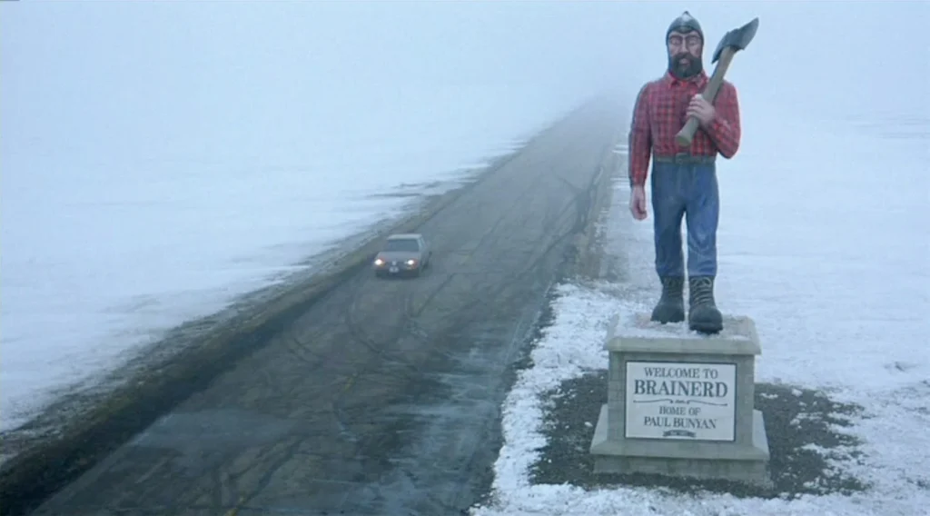 Statua di Paul Bunyan e paesaggio innevato in una scena del film Fargo (1996).