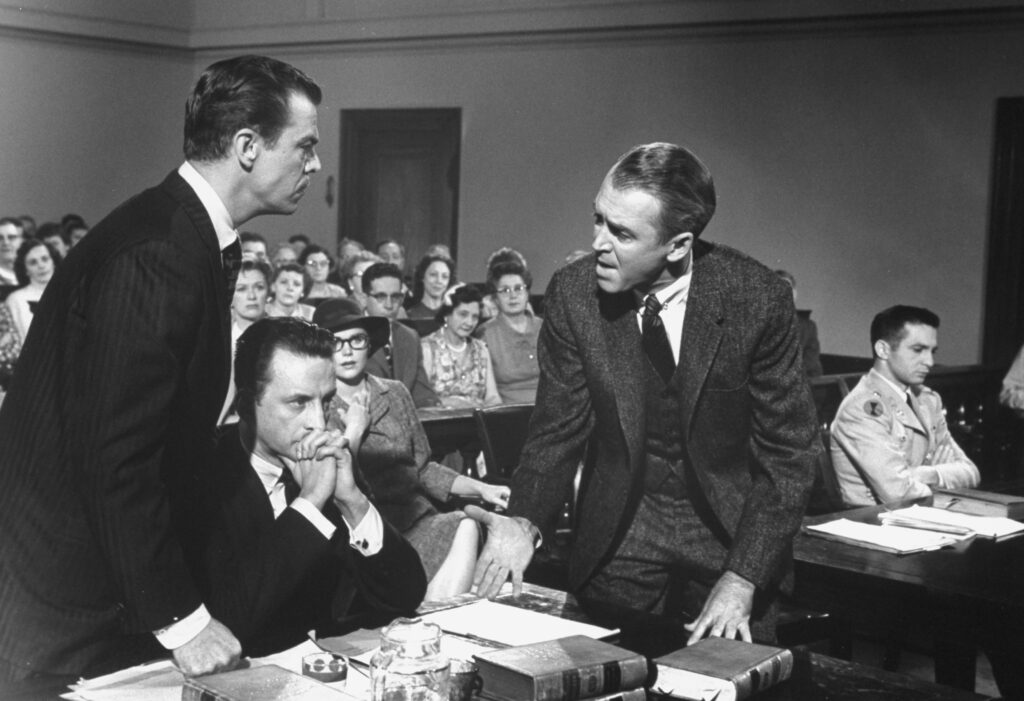James Stewart e George C. Scott durante il confronto in aula in Anatomia di un omicidio (1959).