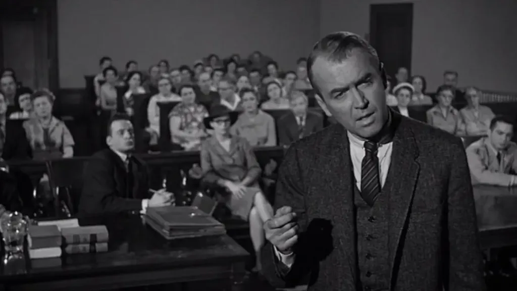 James Stewart nei panni dell’avvocato Paul Biegler durante il processo in Anatomia di un omicidio (1959).