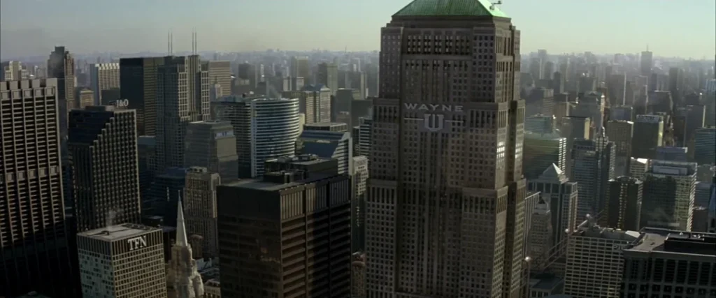 Panoramica di Gotham City con la Wayne Tower in Batman Begins (2005).