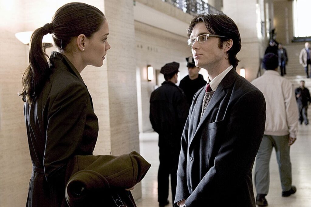 Rachel Dawes si confronta con Jonathan Crane in Batman Begins (2005).