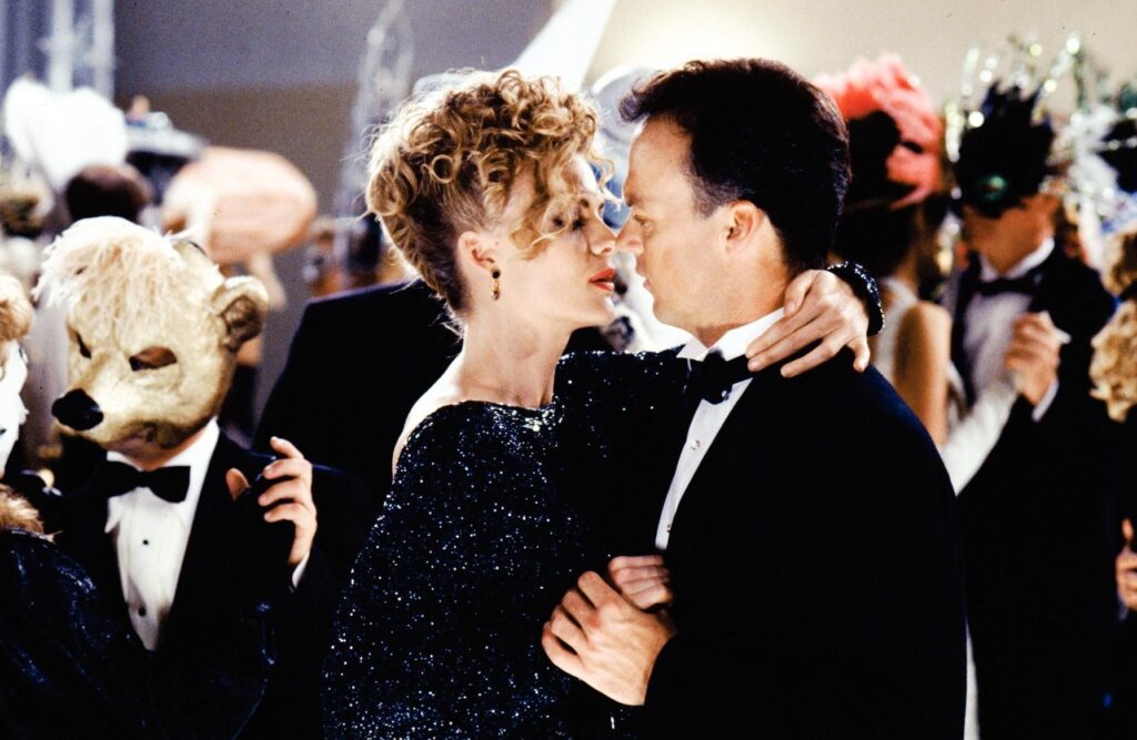 Bruce Wayne e Selina Kyle al ballo in maschera in Batman – Il ritorno (1992).