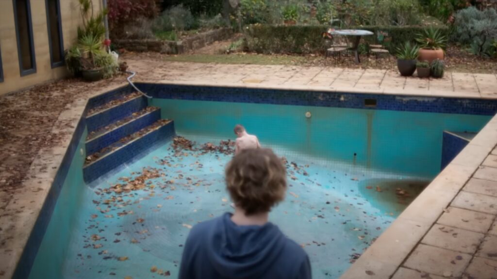 Andy osserva Oliver nella piscina vuota in Bring Her Back – Torna da me (2025).