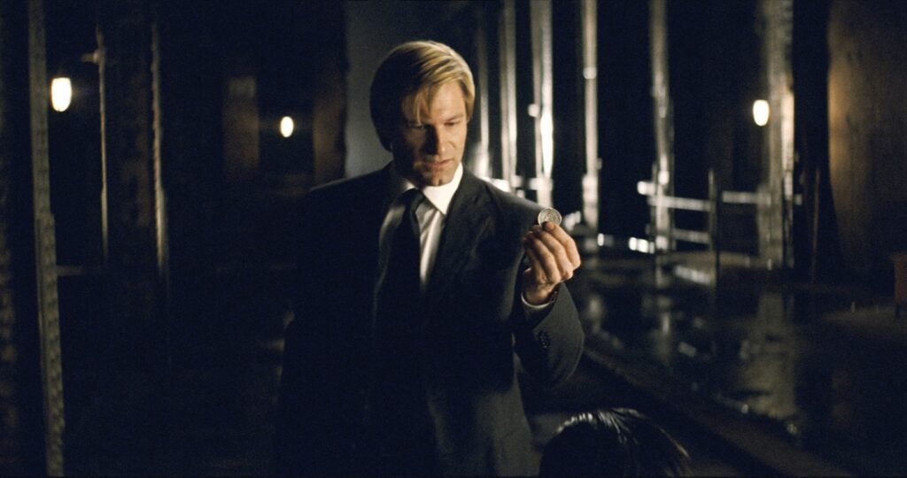 Harvey Dent con la moneta ne Il cavaliere oscuro (2008).