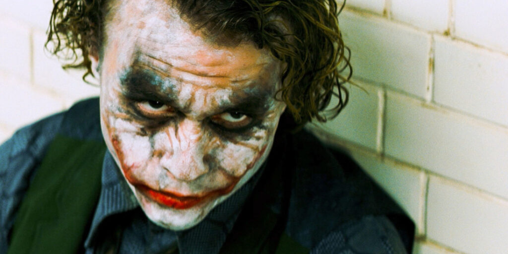 Primo piano del Joker interpretato da Heath Ledger ne Il cavaliere oscuro (2008).