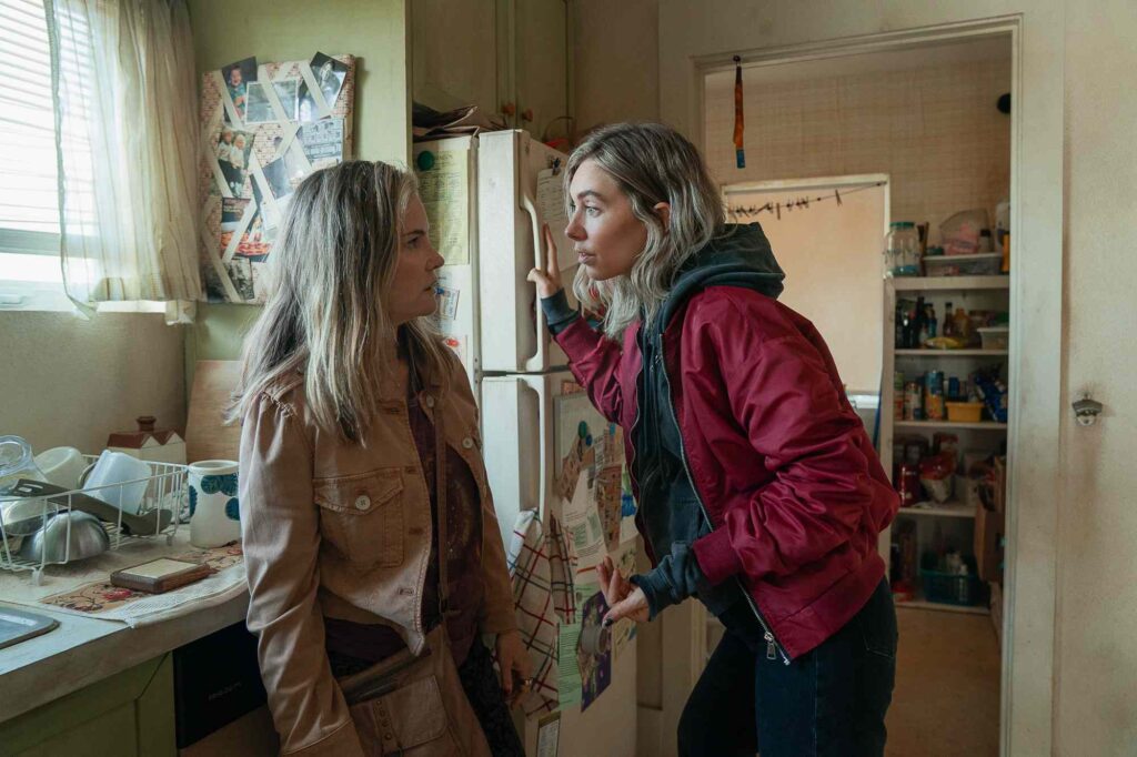 Jennifer Jason Leigh e Vanessa Kirby in La notte arriva sempre (2025).