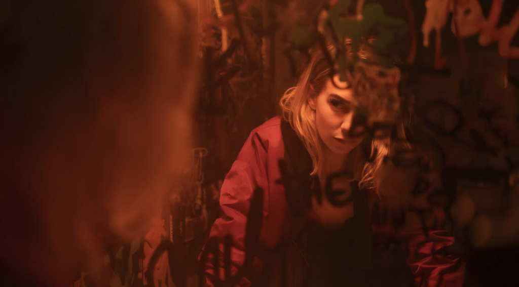 Vanessa Kirby durante una sequenza notturna di La notte arriva sempre (2025).