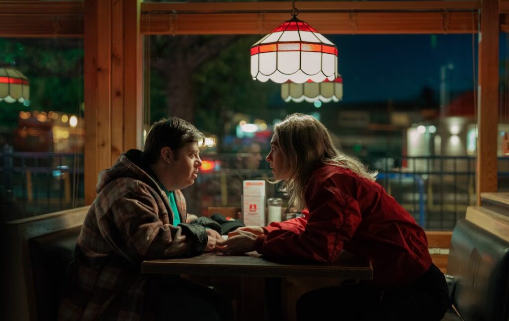 Vanessa Kirby e Zack Gottsagen in una scena di La notte arriva sempre (2025).