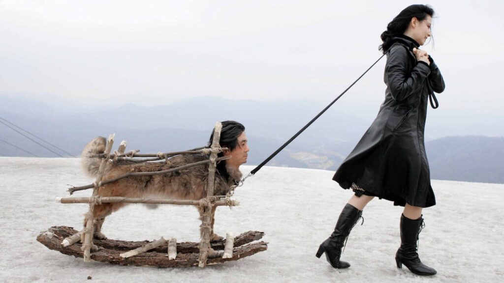 Lee Geum-ja trascina una figura con il volto di Mr. Baek e il corpo di un cane in una scena onirica di Lady Vendetta (2005).