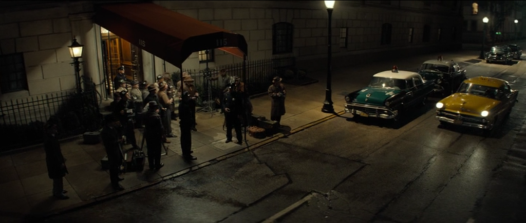 Scena notturna nella New York degli anni ’50 in The Alto Knights - I due volti del crimine