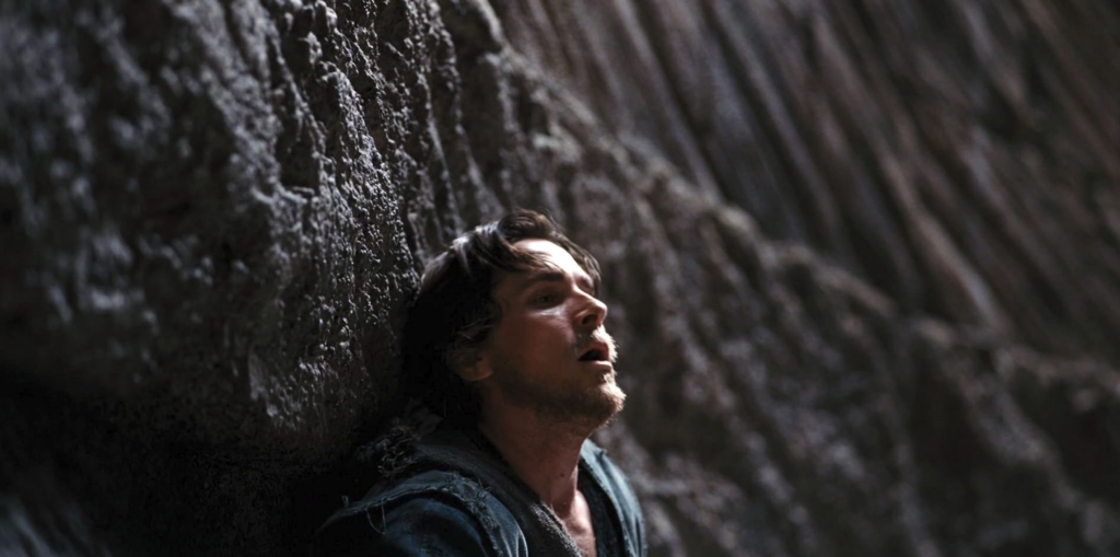 Bruce Wayne nella prigione in Il cavaliere oscuro – Il ritorno (2012).