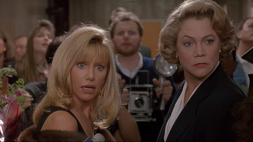 Beverly Sutphin e Suzanne Somers durante il processo in La signora ammazzatutti (1994).