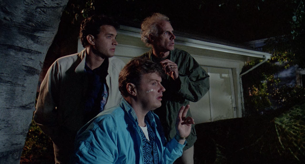 Scena del film L’erba del vicino (1989) – Ray Peterson, Art Weingartner e Mark Rumsfield osservano di nascosto i vicini.