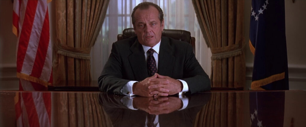 Il presidente James Dale durante un discorso televisivo in Mars Attacks! (1996).