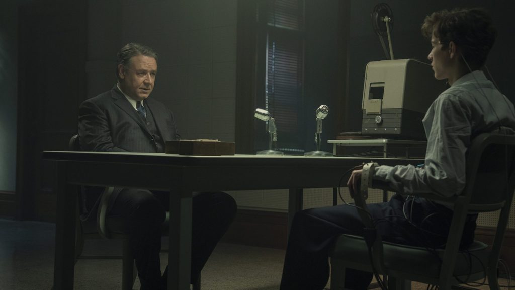 Henry Murray e il giovane Ted Kaczynski durante un esperimento psicologico in Unabomber (2026).