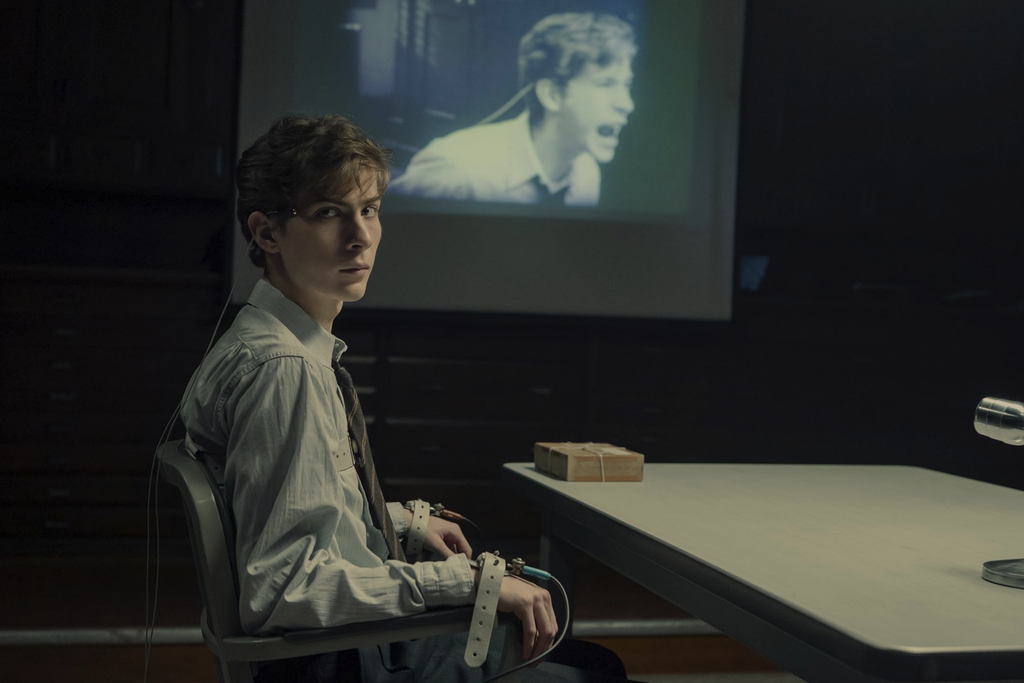 Jacob Tremblay nei panni del giovane Ted Kaczynski durante un esperimento in Unabomber (2026).