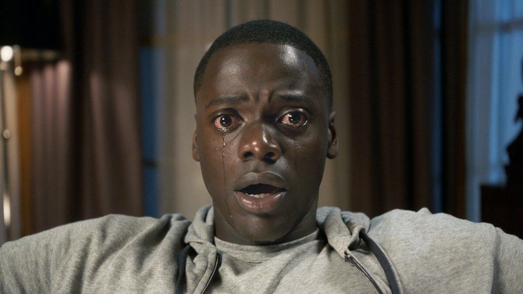 Primo piano di Chris con gli occhi spalancati e le lacrime durante l’ipnosi in Scappa – Get Out (2017).