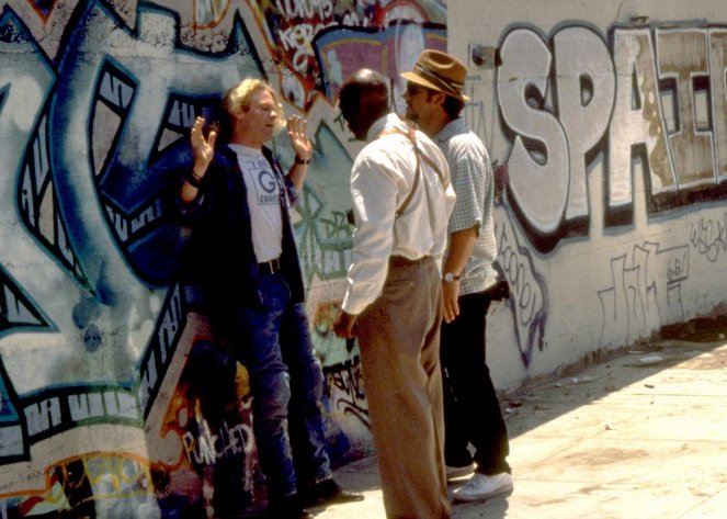 Frank e Jake fermano uno dei sospettati scelti a caso in Istinti criminali (1997).