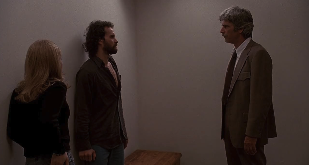 Jim e Kristen a colloquio con il capitano Dodd in una scena di Effetto allucinante (1991).