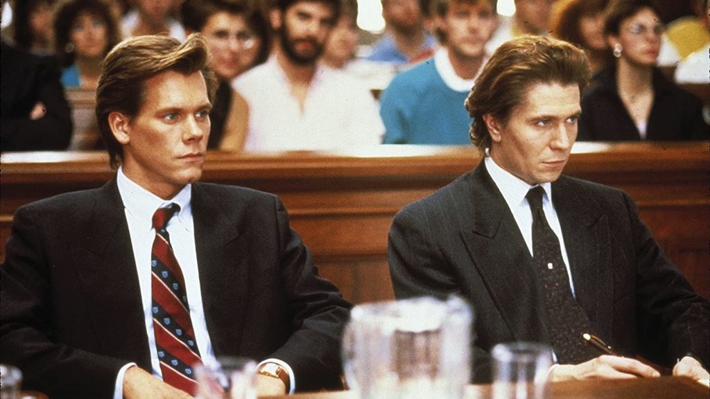 Gary Oldman e Kevin Bacon in una scena del processo di Legge criminale (1988).