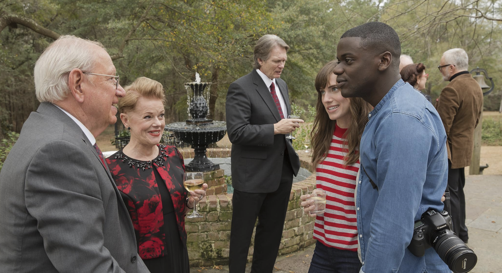 Chris e Rose conversano con gli ospiti durante il ricevimento nel giardino degli Armitage in Scappa – Get Out (2017).