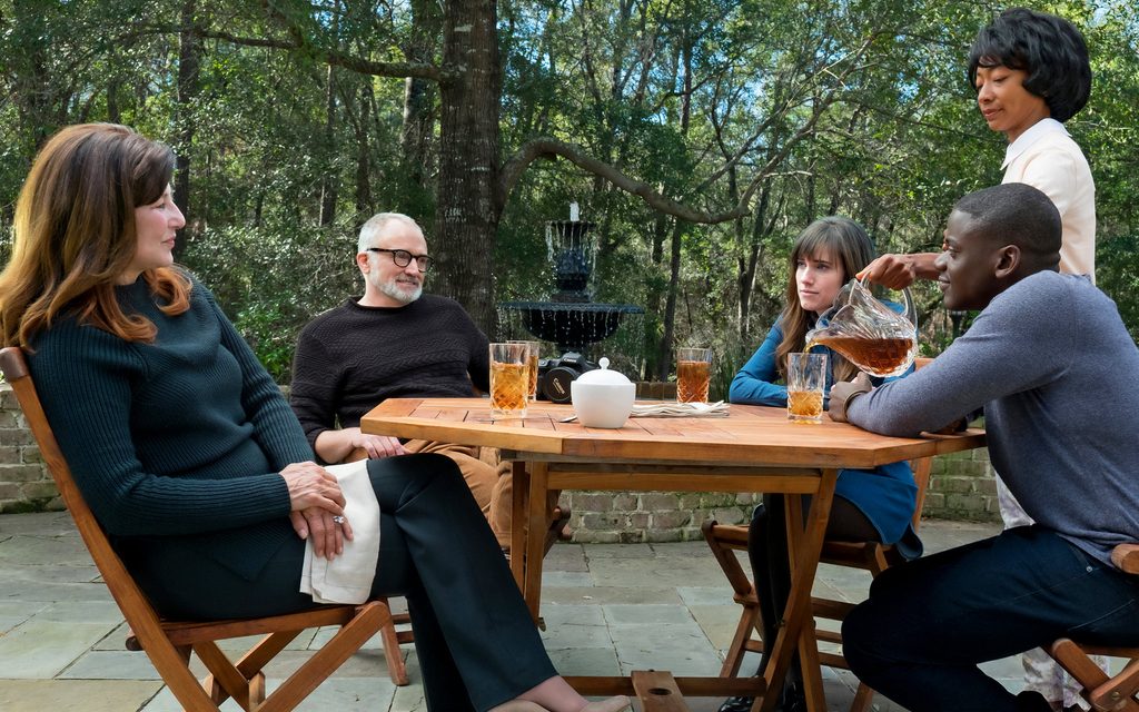 Chris e Rose con Dean e Missy Armitage in giardino, mentre Georgina serve da bere, in Scappa – Get Out (2017).