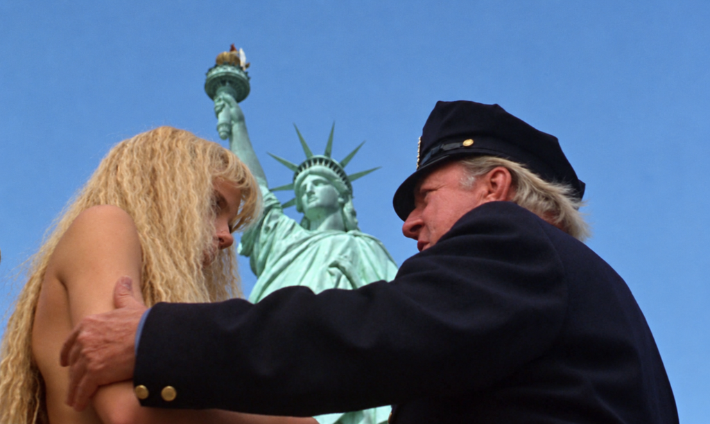 Madison arriva nuda alla Statua della Libertà in Splash - Una sirena a Manhattan (1984).
